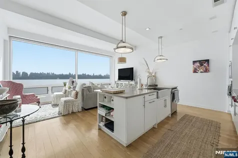 9 Somerset Lane Edgewater NJ 07020