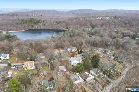 72 Hudson Drive West Milford NJ 07480