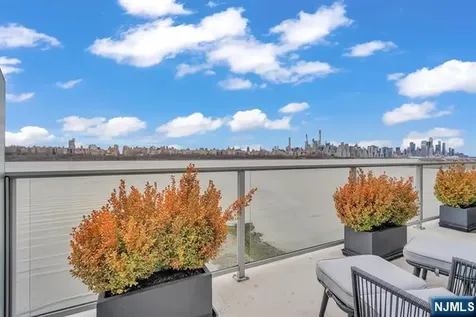 9 Somerset Lane Edgewater NJ 07020