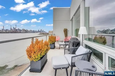 9 Somerset Lane Edgewater NJ 07020