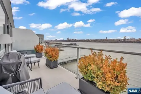 9 Somerset Lane Edgewater NJ 07020