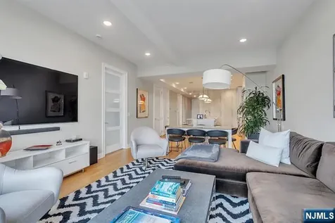 9 Somerset Lane Edgewater NJ 07020