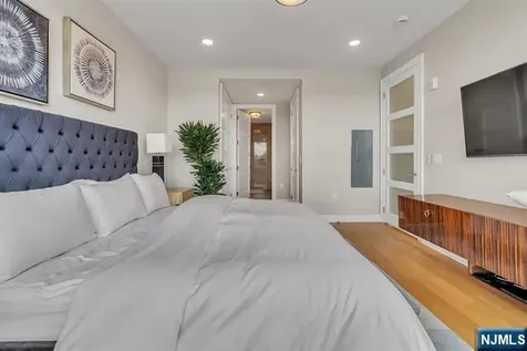 9 Somerset Lane Edgewater NJ 07020