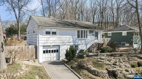50 Knolls Road Bloomingdale NJ 07403