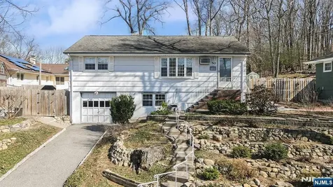 50 Knolls Road Bloomingdale NJ 07403