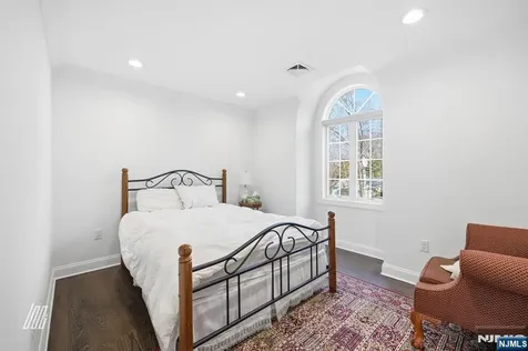 8 Ranch Lane Closter NJ 07624