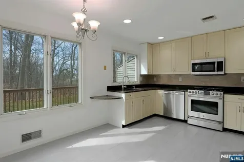 20 Lakeview Drive Old Tappan NJ 07675