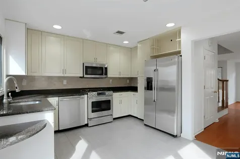 20 Lakeview Drive Old Tappan NJ 07675