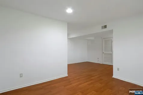 20 Lakeview Drive Old Tappan NJ 07675