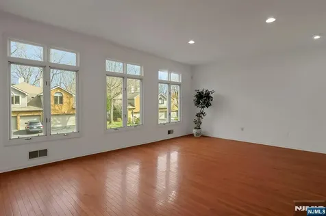 20 Lakeview Drive Old Tappan NJ 07675