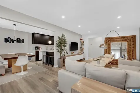 35 Riverview Court Secaucus NJ 07094