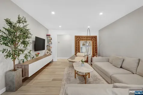 35 Riverview Court Secaucus NJ 07094