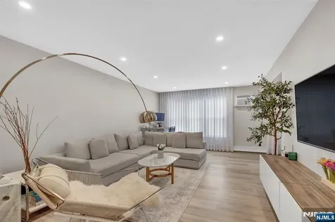 35 Riverview Court Secaucus NJ 07094