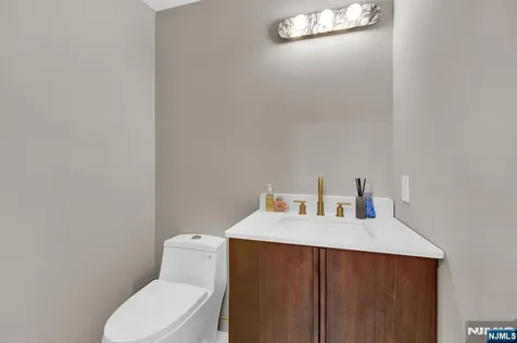 35 Riverview Court Secaucus NJ 07094