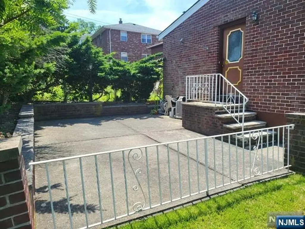 404 9th Street Palisades Park NJ 07650