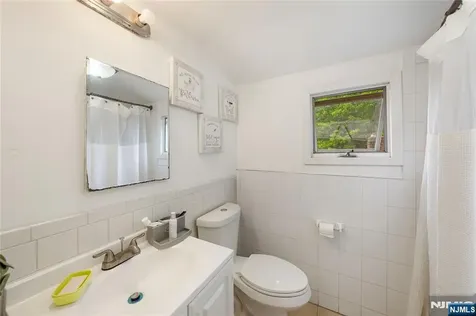 73 Davis Drive Bergenfield NJ 07621