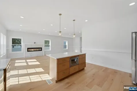 588 Maple Avenue Saddle Brook NJ 07663