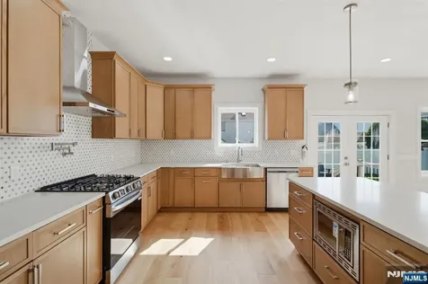 588 Maple Avenue Saddle Brook NJ 07663