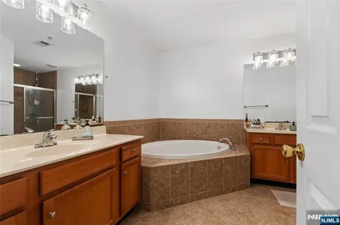 162 Blue Heron Drive Secaucus NJ 07094