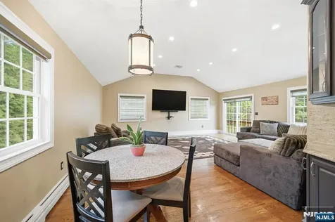 17 Kiowa Terrace Oakland NJ 07436