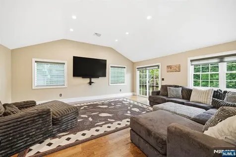 17 Kiowa Terrace Oakland NJ 07436