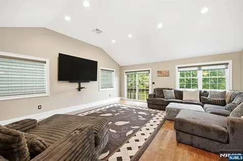 17 Kiowa Terrace Oakland NJ 07436