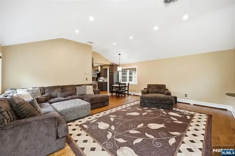 17 Kiowa Terrace Oakland NJ 07436