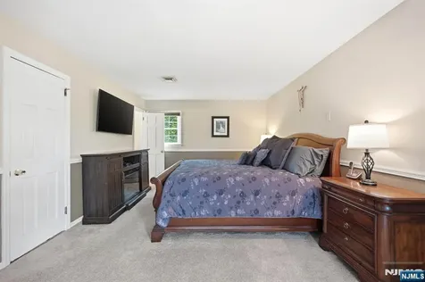 17 Kiowa Terrace Oakland NJ 07436