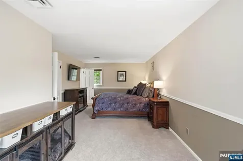17 Kiowa Terrace Oakland NJ 07436