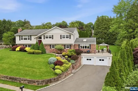 17 Kiowa Terrace Oakland NJ 07436