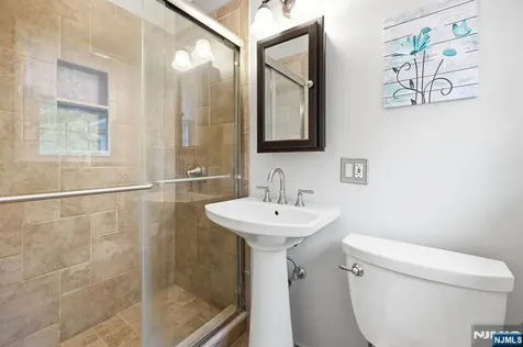 17 Kiowa Terrace Oakland NJ 07436