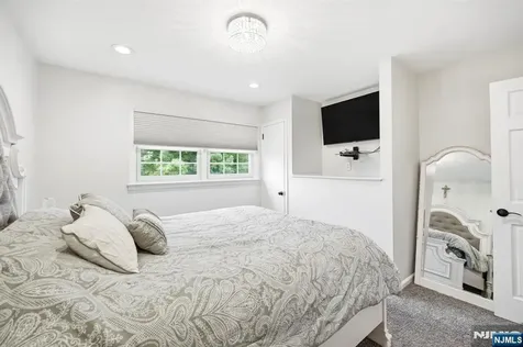 17 Kiowa Terrace Oakland NJ 07436