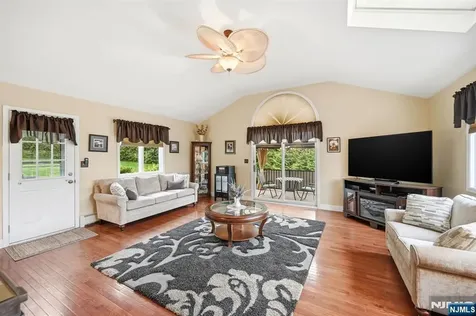 17 Kiowa Terrace Oakland NJ 07436