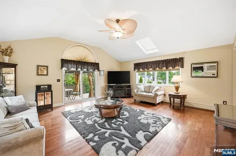 17 Kiowa Terrace Oakland NJ 07436