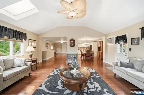 17 Kiowa Terrace Oakland NJ 07436