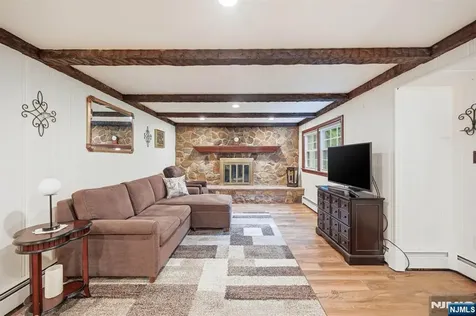 17 Kiowa Terrace Oakland NJ 07436