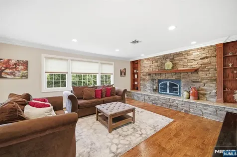 17 Kiowa Terrace Oakland NJ 07436