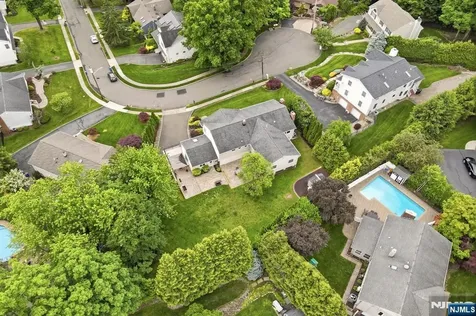 17 Kiowa Terrace Oakland NJ 07436
