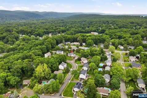 17 Kiowa Terrace Oakland NJ 07436