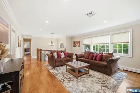 17 Kiowa Terrace Oakland NJ 07436