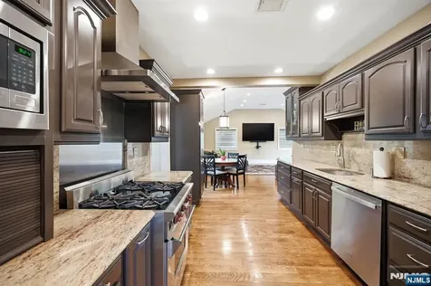 17 Kiowa Terrace Oakland NJ 07436