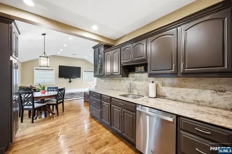 17 Kiowa Terrace Oakland NJ 07436