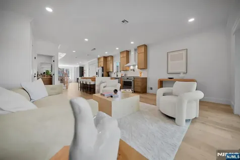 519 4th Street Palisades Park NJ 07650