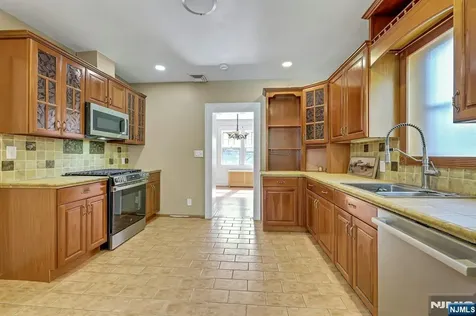 6 Colonial Court Dumont NJ 07628