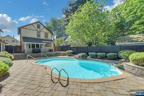 6 Colonial Court Dumont NJ 07628