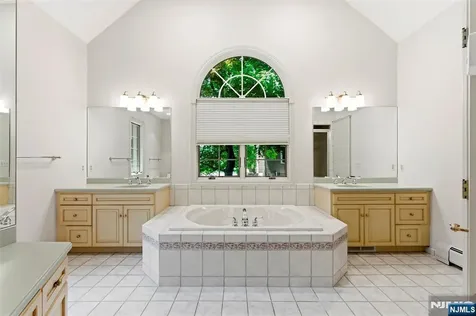 7 Alex Court Wyckoff NJ 07481