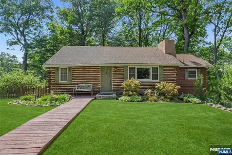 6 Partridge Trail Kinnelon Borough NJ 07405