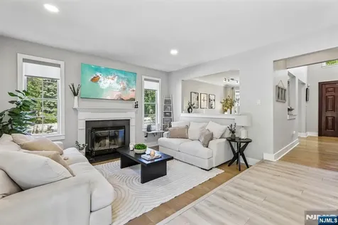 745 Gettysburg Place Paramus NJ 07652