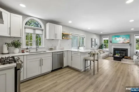 745 Gettysburg Place Paramus NJ 07652