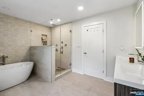 745 Gettysburg Place Paramus NJ 07652